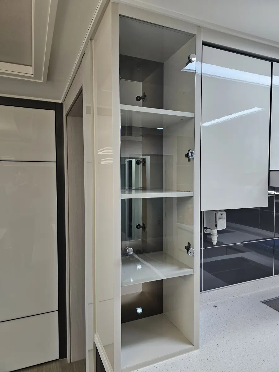 붙박이장 오픈 선반 힌지 유리문 설치 시공 후